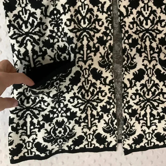 Cyrus Black And White Long Cardigan Sweater With‎ Pockets Size Medium - Picture 4 of 7